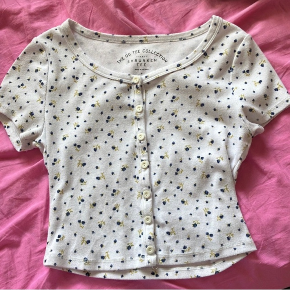 Aeropostale Shrunken Tee, White with Blue Floral Print
